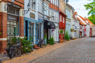 Odense, Danimarka, 19 Haziran 2022: Eski Danimarka 'nın Odense kentindeki Ortaçağ Caddesi.