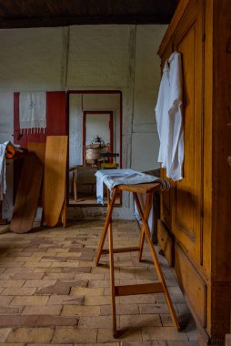 Odense, Danimarka, 19 Haziran 2022: Den Fynske Landsby açık hava müzesinde Odense 'de geleneksel Danimarka mimarisi ile sergi.