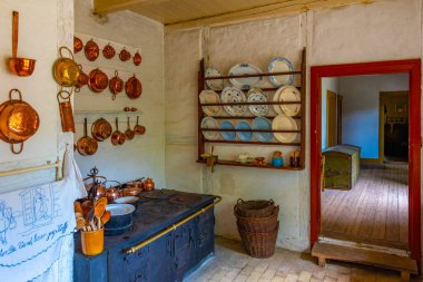 Odense, Danimarka, 19 Haziran 2022: Den Fynske Landsby açık hava müzesinde geleneksel Danimarka mimarisi ile mutfak sergisi.