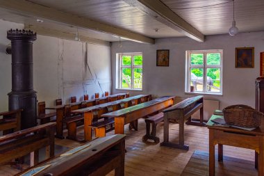 Odense, Danimarka, 19 Haziran 2022: Den Fynske Landsby açık hava müzesinde Odense 'de geleneksel Danimarka mimarisi ile bir okul sergisi.