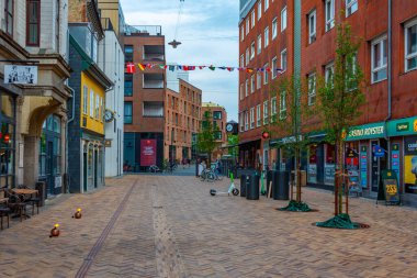 Odense, Danimarka, 18 Haziran 2022: Odense, Danimarka 'nın merkezindeki bir caddenin gün batımı manzarası.