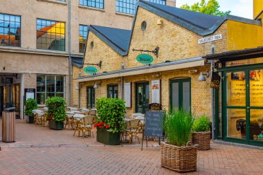 Odense, Danimarka, 19 Haziran 2022: Odense, Danimarka 'nın merkezindeki bir caddenin gün batımı manzarası.