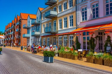 Sonderborg, Danimarka, 18 Haziran 2022: Danimarka 'nın Sonderborg kentinde insanlar deniz kenarında geziniyor.