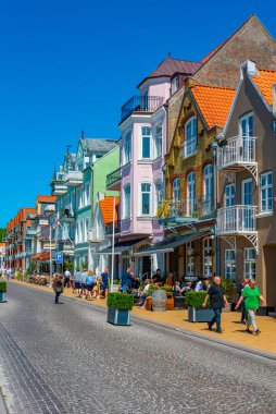 Sonderborg, Danimarka, 18 Haziran 2022: Danimarka 'nın Sonderborg kentinde insanlar deniz kenarında geziniyor.