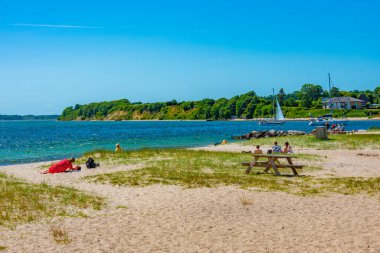 Sonderborg, Danimarka, 18 Haziran 2022: Danimarka 'nın Sonderborg kasabasındaki bir plajda yaz günü.