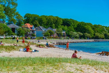 Sonderborg, Danimarka, 18 Haziran 2022: Danimarka 'nın Sonderborg kasabasındaki bir plajda yaz günü.