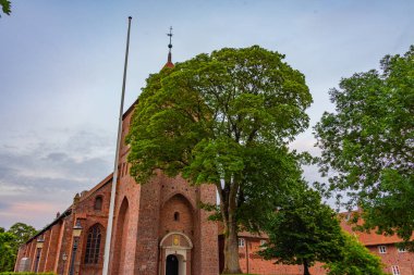 Ribe, Danimarka, 18 Haziran 2022: Ribe, Danimarka 'nın merkezindeki tarihi bir caddenin gece manzarası.