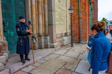 Ribe, Danimarka, 17 Haziran 2022: Danimarka şehri Ribe 'de gece bekçisi turu.