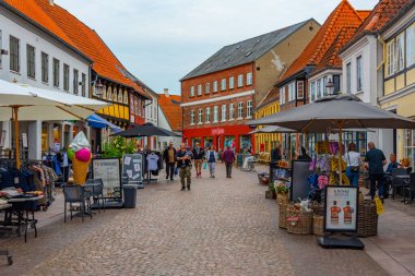 Ribe, Danimarka, 17 Haziran 2022: Ribe, Danimarka 'nın merkezindeki tarihi cadde.