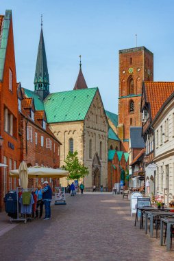 Ribe, Danimarka, 17 Haziran 2022: Danimarka 'da Ribe Katedrali' ne çıkan sokak.