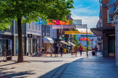 Kolding, Danimarka, 16 Haziran 2022: Danimarka Kolding kentinin merkezindeki ticari cadde.