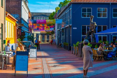 Kolding, Danimarka, 16 Haziran 2022: Danimarka Kolding kentinin merkezindeki ticari cadde.