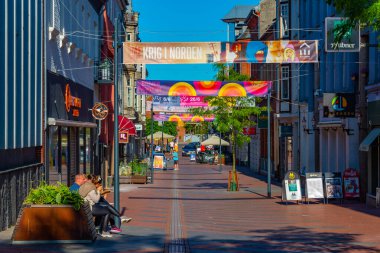 Kolding, Danimarka, 16 Haziran 2022: Danimarka Kolding kentinin merkezindeki ticari cadde.