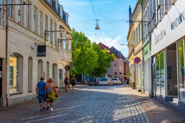 Kolding, Danimarka, 16 Haziran 2022: Danimarka Kolding kentinin merkezindeki ticari cadde.