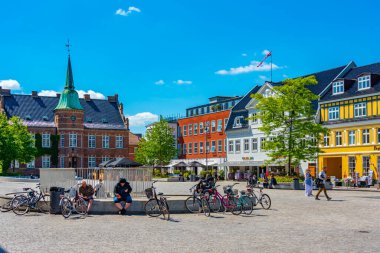Silkeborg, Danimarka, 16 Haziran 2022: Danimarka 'nın Silkeborg kasabasının merkezinde Torvet Meydanı.