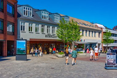 Silkeborg, Danimarka, 16 Haziran 2022: Danimarka 'nın Silkeborg kasabasının merkezinde Torvet Meydanı.