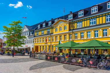 Silkeborg, Danimarka, 16 Haziran 2022: Danimarka 'nın Silkeborg kasabasının merkezinde Torvet Meydanı.