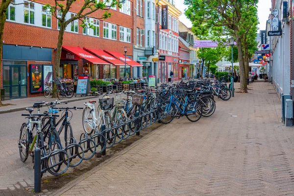 Odense, Danimarka, 19 Haziran 2022: Odense, Danimarka 'nın merkezindeki bir caddenin gün batımı manzarası.