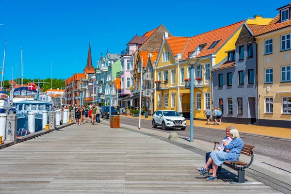 Sonderborg Dinamarca Junio 2022 Gente Está Paseando Paseo Marítimo Ciudad —  Fotos de Stock