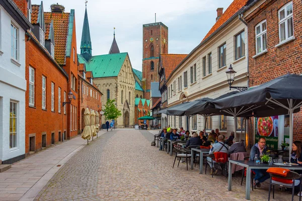 stock image Ribe, Denmark, June 17, 2022: Street leading to Ribe cathedral in Denmark.