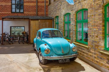 Aarhus, Danimarka, 16 Haziran 2022: Danimarka 'nın Aarhus kentindeki açık hava müzesinin yanında Den Gamle' de renkli evler.