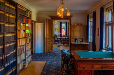 Aarhus, Danimarka, 16 Haziran 2022: Danimarka 'nın Aarhus kentindeki açık hava müzesi tarafından Den Gamle' de bir yerleşim yerinin içi.