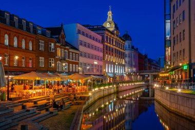 Aarhus, Danimarka, 15 Haziran 2022: Aarhus, Danimarka 'da merkez kanalın yanında gece hayatı.