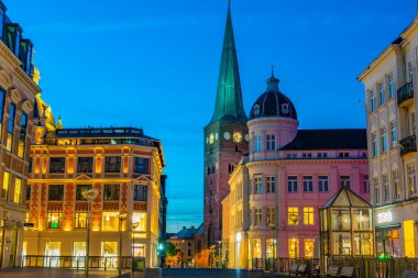 Aarhus, Danimarka, 15 Haziran 2022: Danimarka 'nın Aarhus kentindeki Sankt Clements Torv Meydanı' nın gece görüşü.