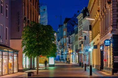 Aarhus, Danimarka, 15 Haziran 2022: Aarhus, Danimarka 'nın merkezinde bir caddenin gece manzarası.
