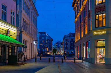 Aarhus, Danimarka, 15 Haziran 2022: Aarhus, Danimarka 'nın merkezinde bir caddenin gece manzarası.