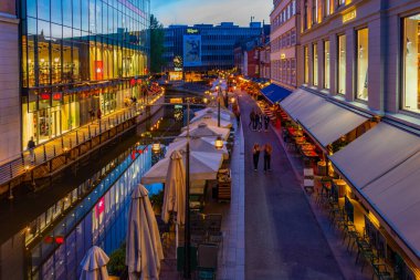 Aarhus, Danimarka, 15 Haziran 2022: Aarhus, Danimarka 'da merkez kanalın yanında gece hayatı.
