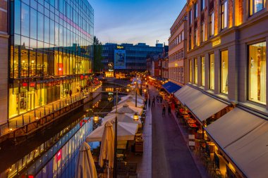 Aarhus, Danimarka, 15 Haziran 2022: Aarhus, Danimarka 'da merkez kanalın yanında gece hayatı.