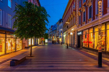 Aarhus, Danimarka, 15 Haziran 2022: Aarhus, Danimarka 'nın merkezinde bir caddenin gece manzarası.