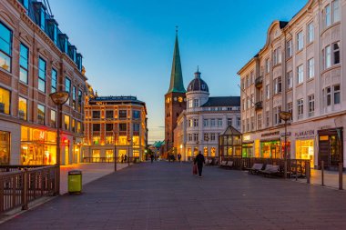 Aarhus, Danimarka, 15 Haziran 2022: Danimarka 'nın Aarhus kentindeki Sankt Clements Torv Meydanı' nın gece görüşü.
