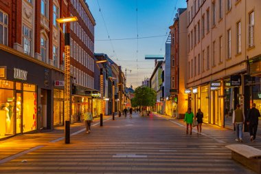 Aarhus, Danimarka, 15 Haziran 2022: Aarhus, Danimarka 'nın merkezinde bir caddenin gece manzarası.