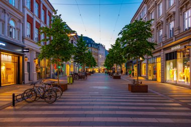 Aarhus, Danimarka, 15 Haziran 2022: Aarhus, Danimarka 'nın merkezinde bir caddenin gece manzarası.