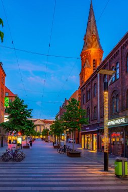 Aarhus, Danimarka, 15 Haziran 2022: Aarhus, Danimarka 'nın merkezinde bir caddenin gece manzarası.