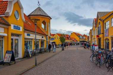 Skagen, Danimarka, 15 Haziran 2022: Danimarka 'nın Skagen kentindeki renkli cadde.