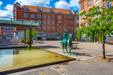 Aalborg, Danimarka, 15 Haziran 2022: Danimarka 'nın orta kesiminde ticari bir caddenin görüntüsü.