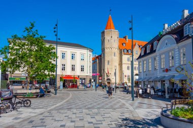 Aalborg, Danimarka, 15 Haziran 2022: Danimarka 'nın orta kesiminde ticari bir caddenin görüntüsü.