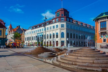 Aalborg, Danimarka, 15 Haziran 2022: Orta Aalborg, Danimarka 'daki Toldbod Plads' ta renkli evler.