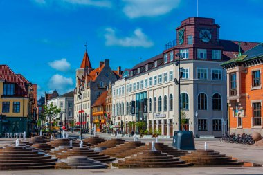 Aalborg, Danimarka, 15 Haziran 2022: Orta Aalborg, Danimarka 'daki Toldbod Plads' ta renkli evler.