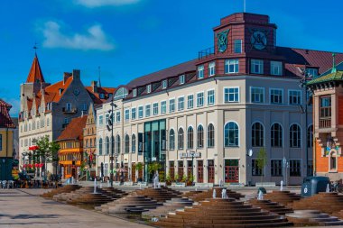 Aalborg, Danimarka, 15 Haziran 2022: Orta Aalborg, Danimarka 'daki Toldbod Plads' ta renkli evler.