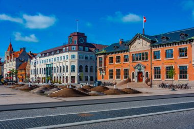 Aalborg, Danimarka, 15 Haziran 2022: Orta Aalborg, Danimarka 'daki Toldbod Plads' ta renkli evler.