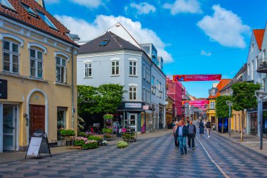 Aalborg, Danimarka, 15 Haziran 2022: Danimarka 'nın orta kesiminde ticari bir caddenin görüntüsü.