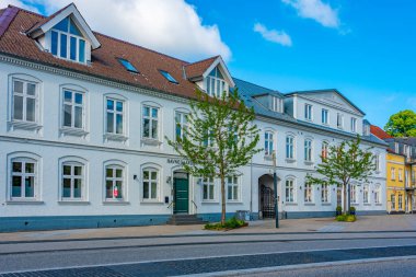 Aalborg, Danimarka, 15 Haziran 2022: Danimarka 'nın orta kesiminde ticari bir caddenin görüntüsü.