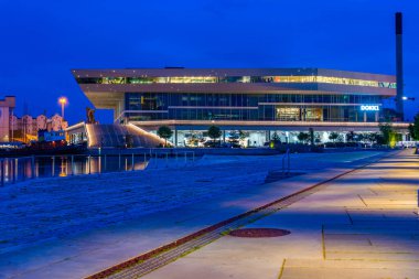 Aarhus, Danimarka, 15 Haziran 2022: Aarhus, Danimarka 'daki Dokk1 binasının gece görüşü.