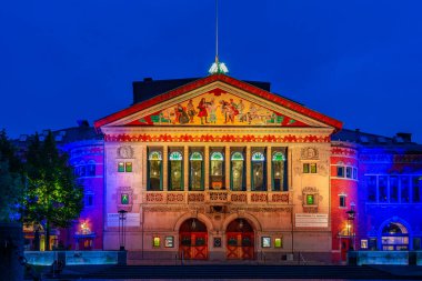 Aarhus, Danimarka, 14 Haziran 2022: Aarhus tiyatrosunun Danimarka 'daki gece manzarası.