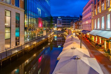 Aarhus, Danimarka, 14 Haziran 2022: Aarhus, Danimarka 'da merkez kanalın yanında gece hayatı.