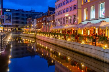 Aarhus, Danimarka, 14 Haziran 2022: Aarhus, Danimarka 'da merkez kanalın yanında gece hayatı.